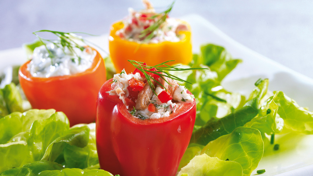 Gefüllte Mini-Paprika auf buntem Salat Rezept | tegut...
