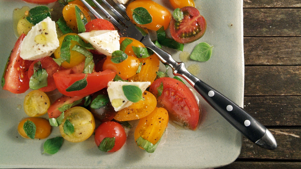 Tomatensalat mit Mozzarella und italienischen Kräutern Rezept | tegut...