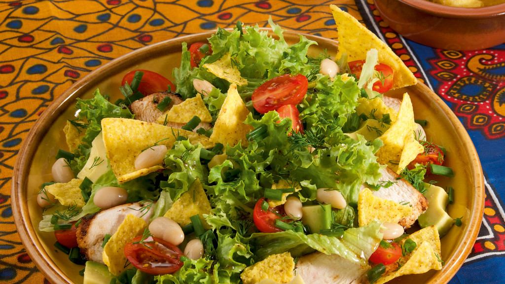 Mexikanischer Salat mit Avocado und Tortilla-Chips Rezept | tegut...