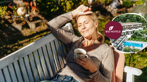 Weniger ist mehr Gewinnspiel Bio Hotel mit Logo Frau auf Bank mit Kaffeetasse