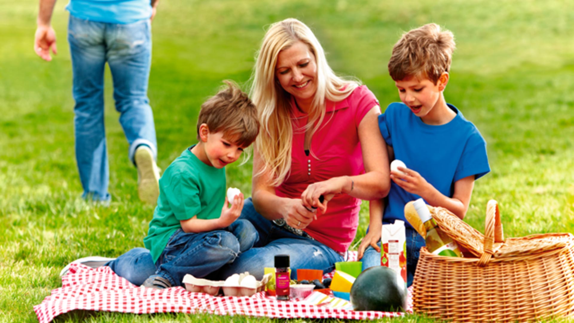 Пикник закончился. Пикник на природе. Пикник на природе панорама. Пикник красиво семья. Пикник с фруктами.