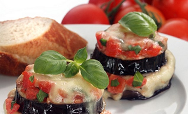 Überbackene Tomaten-Auberginen mit Mozzarella Rezept | tegut...