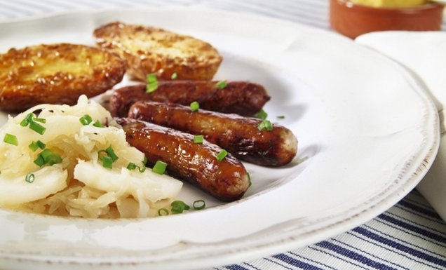 Rostbratwürstchen mit Birnen-Sauerkraut und Ofenkartoffeln Rezept ...