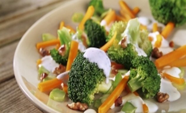Brokkoli-Möhren-Salat mit Walnüssen Rezept | tegut...